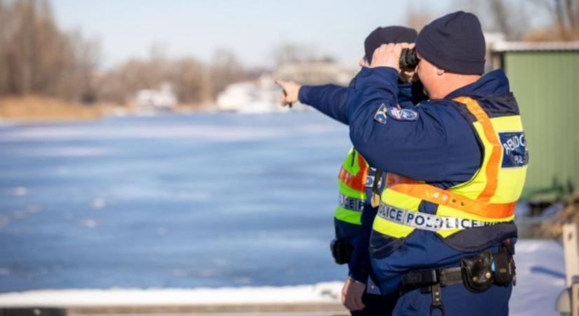 Rendőrségi döntés: hajózási zárlatot rendeltek el a Dunán a jégzajlás miatt
