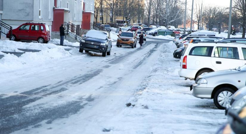 Baranyai útviszonyok: életveszélyessé vált több út- és járdaszakasz – lassan forgathatják a Jégvarázs filmet