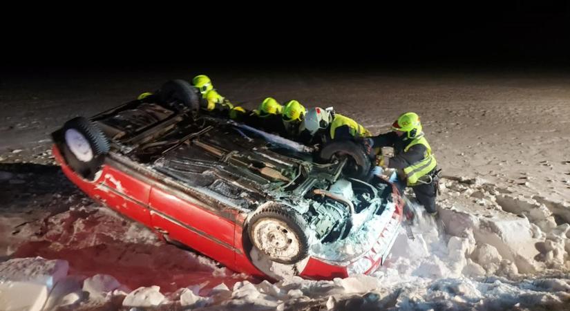 Megcsúszott az úton, árokba hajtott és a tetejére borult egy autó a 86-os főúton - fotók