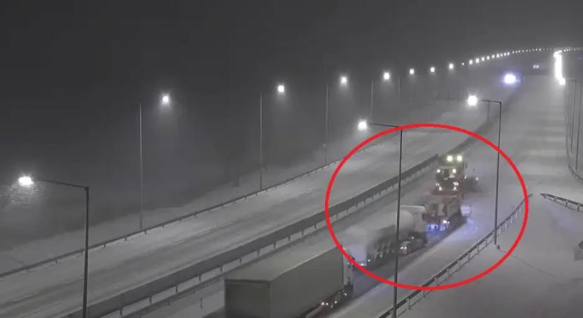 Megunta a kamionos a hókotrót, fogta magát, és nekiment!