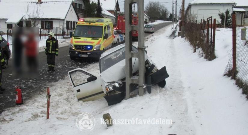 Villanyoszlopnak ütközött, összeroncsolódott az autó, súlyosan sérült a sofőr! - Helyszíni fotók a balesetről