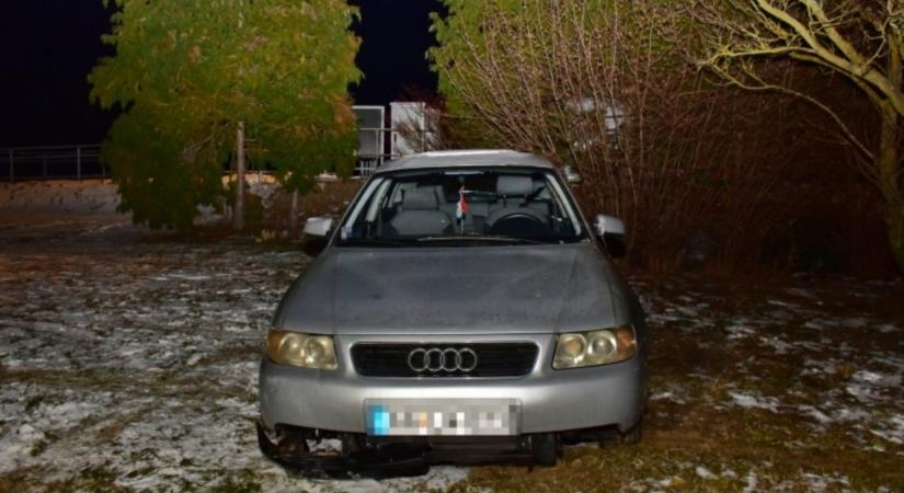 Ötéves gyerekkel a hátsó ülésen ellopott egy Audit két kamasz