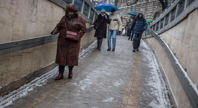 Nyugatról támad az ónos eső, az ország kétharmadára veszélyjelzést adtak ki – térképek