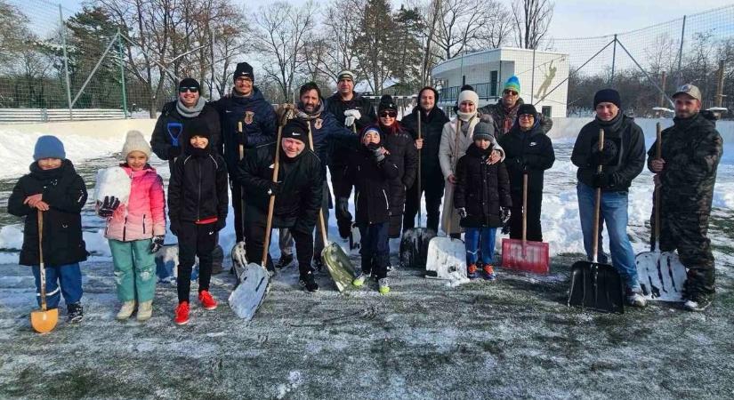 Hóeltakarítás összefogással, hogy a gyerekek visszatérhessenek