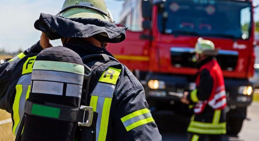 Közlekedő autó füstölt a forgalmas útszakaszon