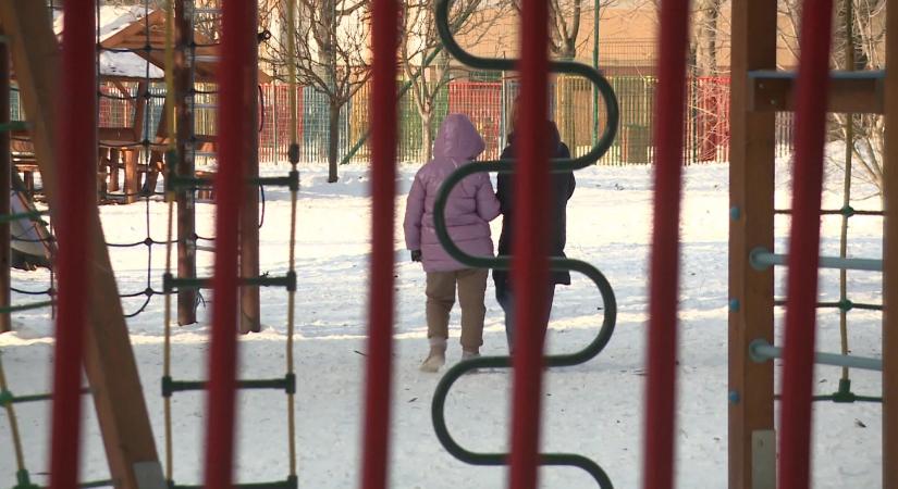 Nehézséget jelent a szülőknek a rendkívüli iskolai szünet