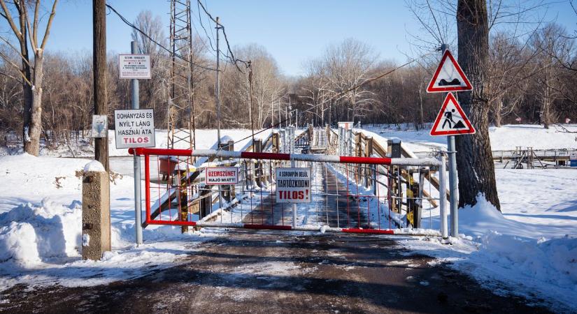 Rossz hír az autósóknak, szünetel az átkelés a Tiszán – galériával, videóval