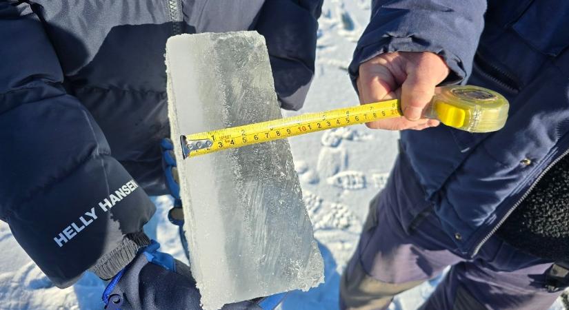 Ilyen vastag a Balaton jege, megmérték – fotó