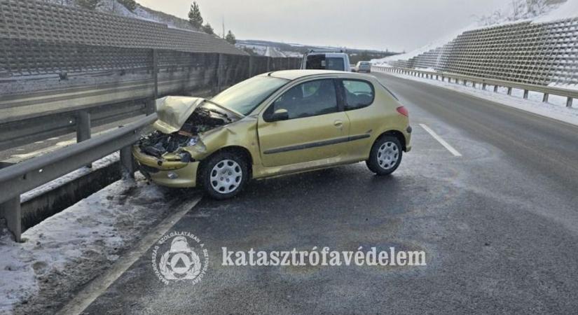 Nem unatkoztak a tűzoltók vasárnap: égtek a kémények, törtek az autók
