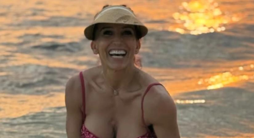 FOTÓ: Rubint Réka merész bikiniben hódít a naplementében