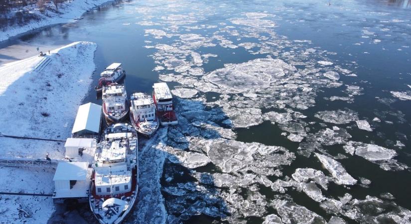 Hajózási zárlat lépett életbe a Dunán a jégzajlás miatt, életveszélyes a folyó jegére menni – videóval