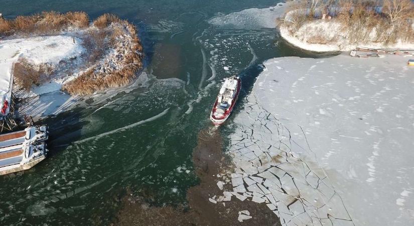 Jégtörő hajókat vetettek be Kiskörénél