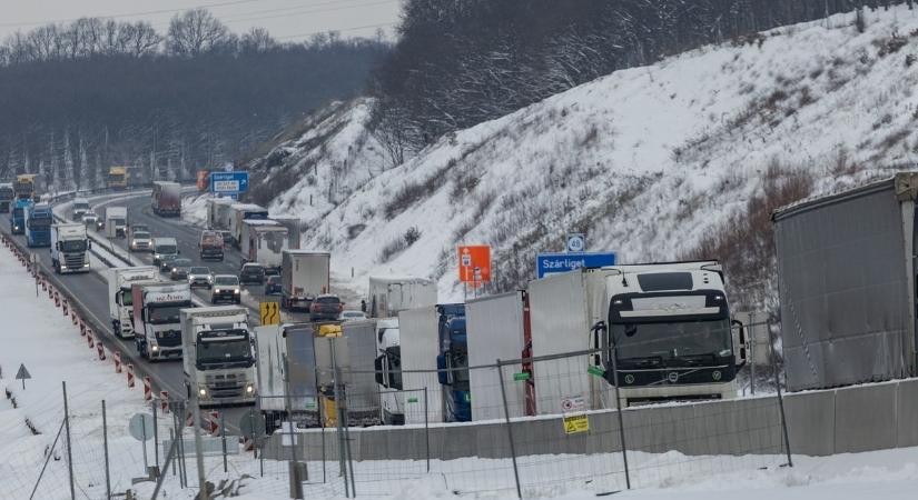Ideiglenes kamionstopot vezettek be az ónos eső miatt: ezeket az útszakaszokat érinti