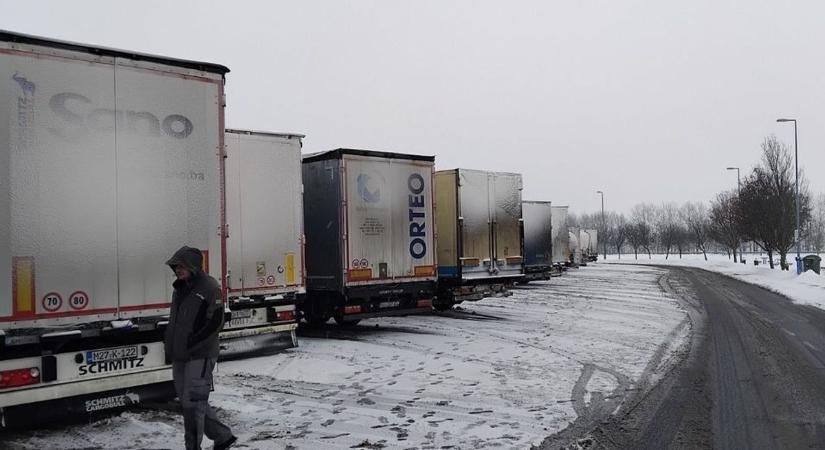 Nagy a veszély! Kamionstop lép érvénybe már hétfő éjjeltől - mutatjuk, mely utakon