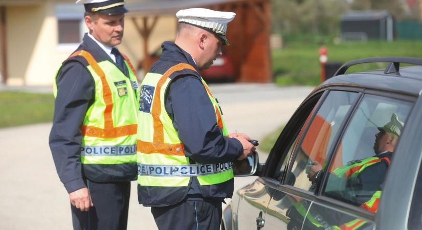 Januártól változik a kötelező autótartozékok listája: Ezeket, vidd magaddal!