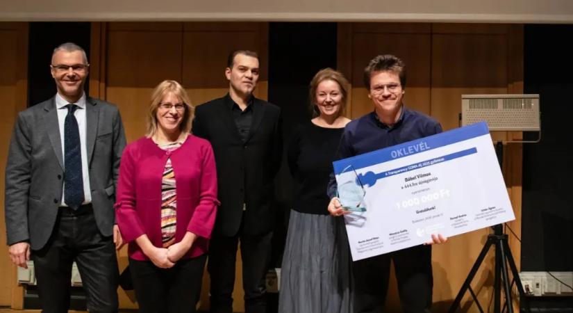 A 444 újságírója, Bábel Vilmos nyerte Transparency-Soma Díjat, a zsűri a Telex több szerzőjét is kiemelte