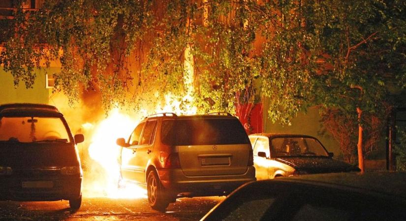 Pokoli hétfő: teljes terjedelmében égett egy autó Szigetvár közelében