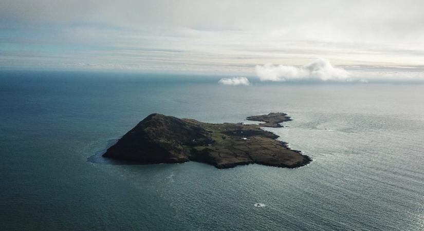 Három állandó lakosa van ennek a távoli brit szigetnek, ahol több állást is hirdetnek