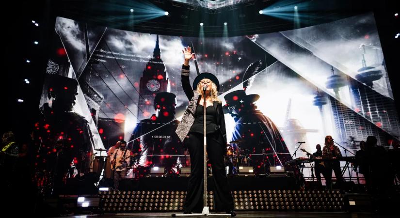 „Óriási teher volt a vállán” – Csepregi Éva fiával lépett színpadra a Neoton nagykoncertjén