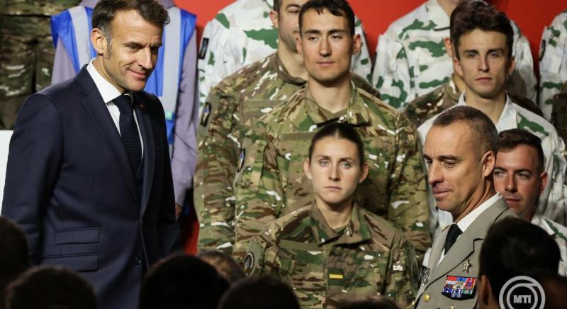 Franciaországban megkezdődött az önkéntesesek toborzása a nemzeti katonai szolgálatra