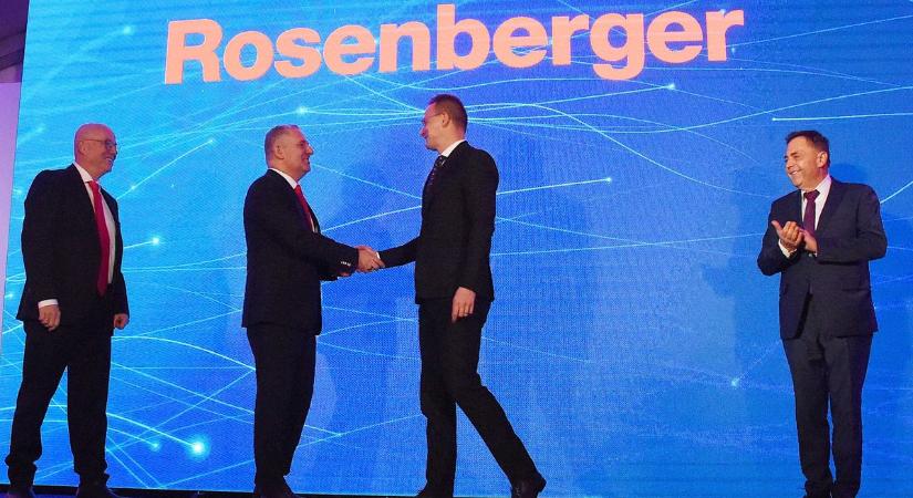 Másfél milliárdos támogatás: újabb stratégiai megállapodást jelentett be Szijjártó Péter a Jászságban