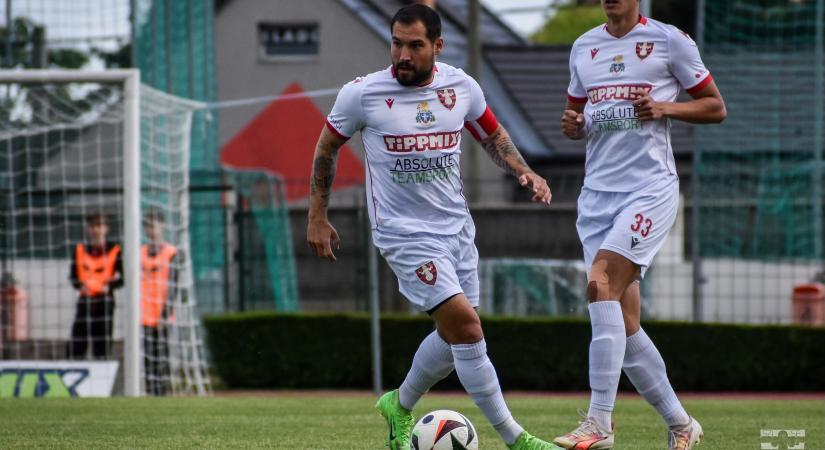 Érkezőt és távozót is bejelentett a sereghajtó