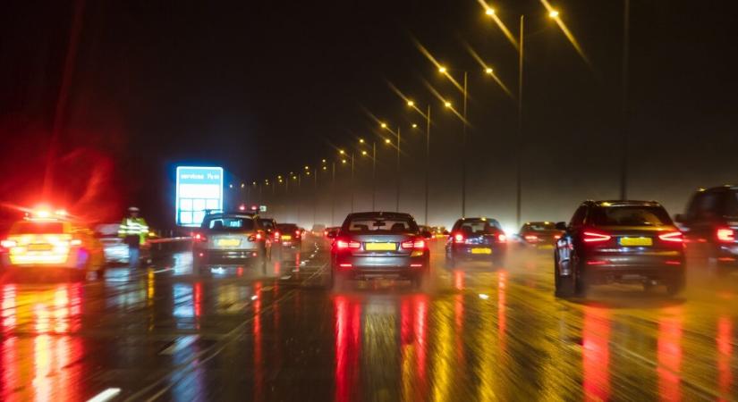 Három tinédzser és egy taxis vesztette életét a megdöbbentő autóbalesetben