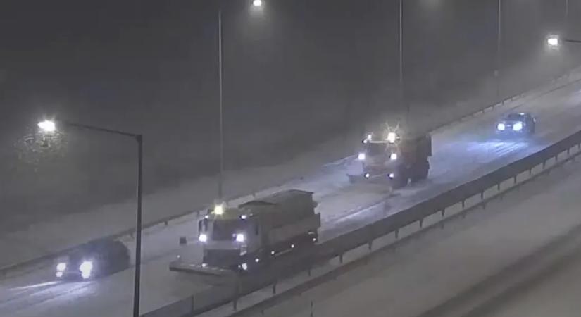 Hókotrókat előzgettek a kamionok és autók az M30-ason, koccanás is lett belőle