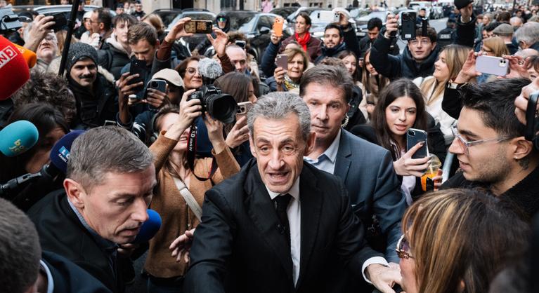 Szabadulása után Lourdes-ba ment imádkozni Nicolas Sarkozy, majd börtönnaplójával letarolta a könyvpiacot