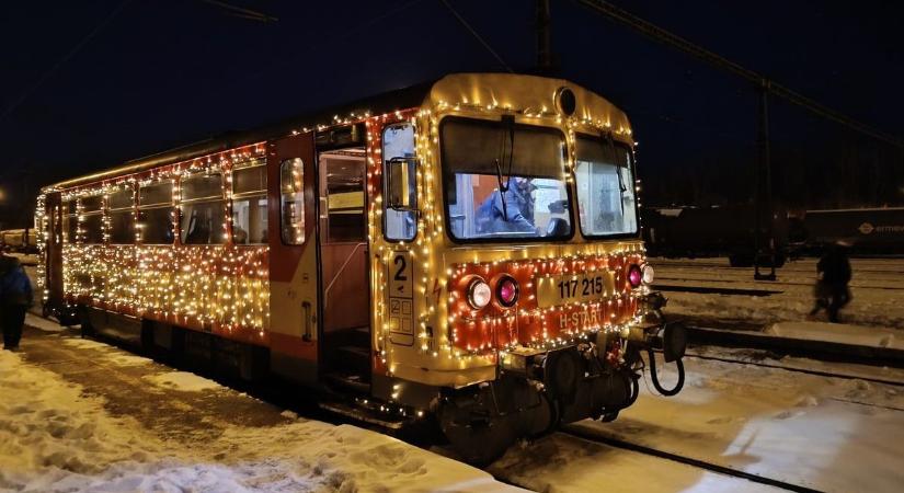Januári estébe csempészett karácsony: befutott a fényvonat