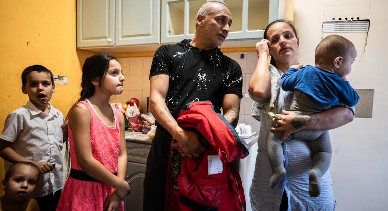 A polgármester szerint elherdálta a segítséget, és visszaköltözött a nyomortelepre a nyolcgyermekes család