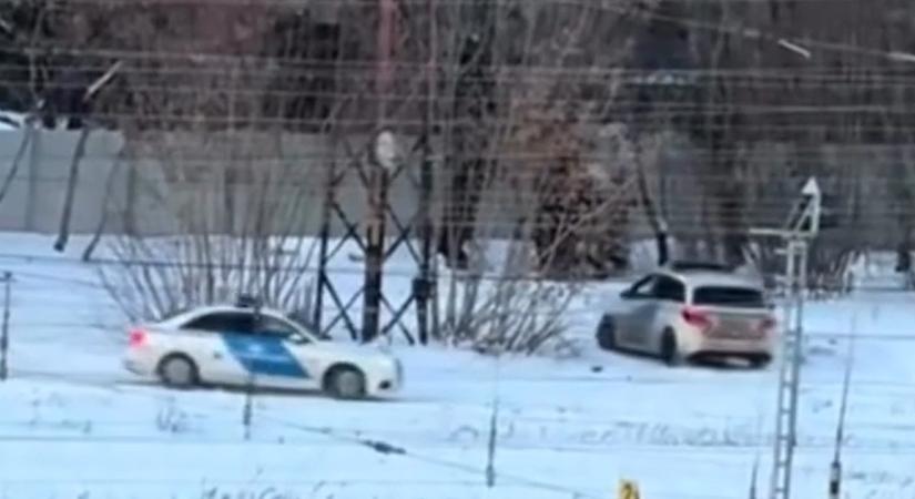 Két magyar rendőrautó cicázott egymással a hóban, ez lehet az év felvétele