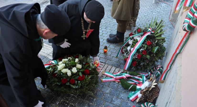Fájdalommal és tisztelettel hajtottak fejet Egerben az doni áldozatok emléke előtt