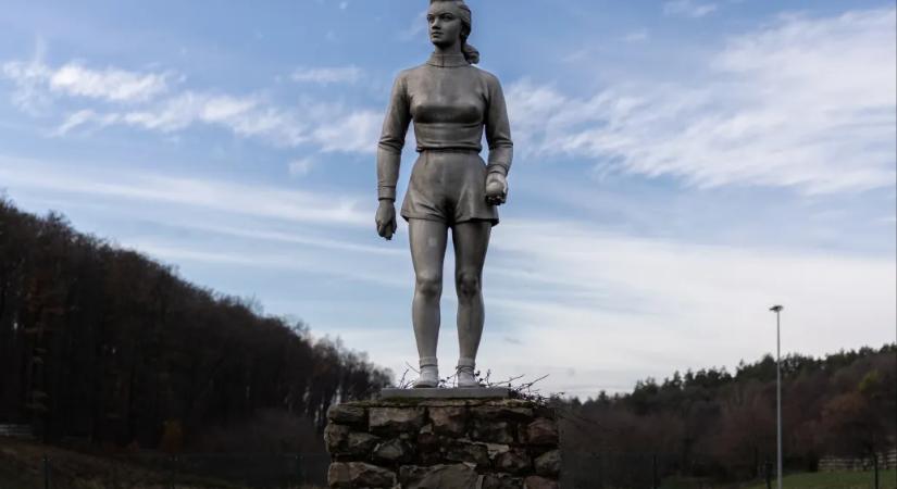 Michelangelo Dávidjának késői leszármazottját a komlói stadionban láthatjuk