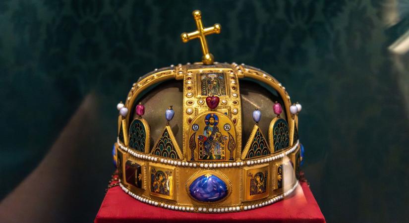 Ezért ferde a Szent Korona keresztje, kiszivárgott az iszonyatos igazság, amelyet nem mertek leírni sokáig