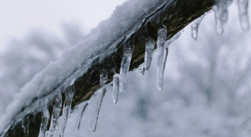 Kettészakad az ország: kemény tél havazással, illetve enyhülés ónos esővel