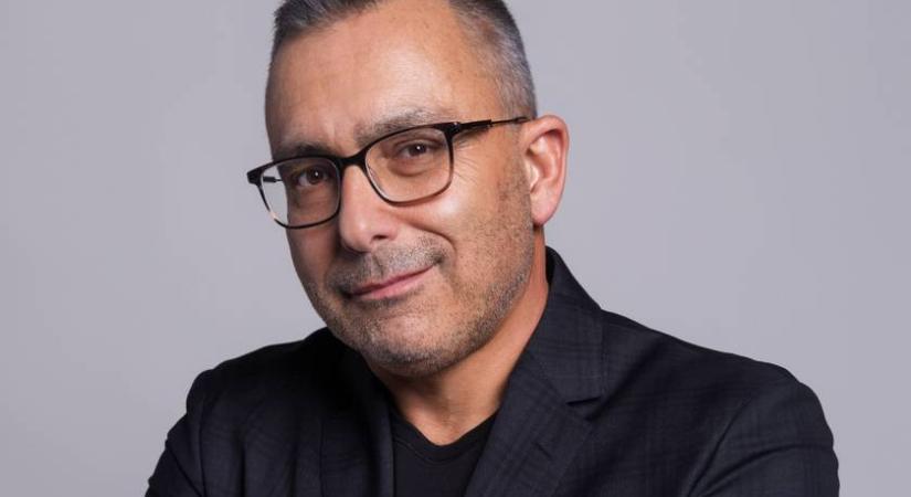 Íme Sváby András ritkán látott, 8 évvel fiatalabb párja: Andreával együtt kirándultak a hóban