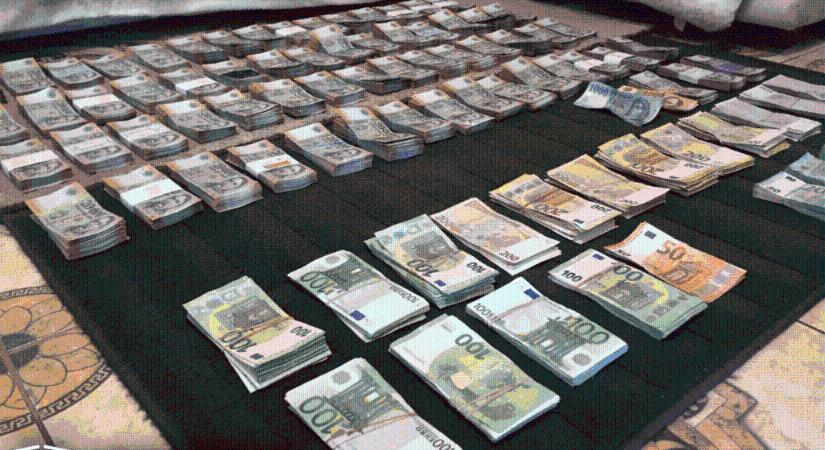 Így néz ki elképesztően sok elcsalt pénz – Fotó