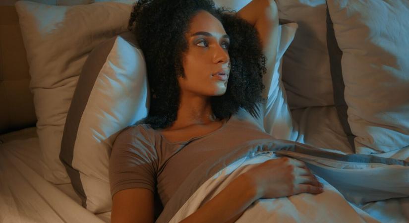 A 7 óránál kevesebb alvás éveket vehet el az életünkből