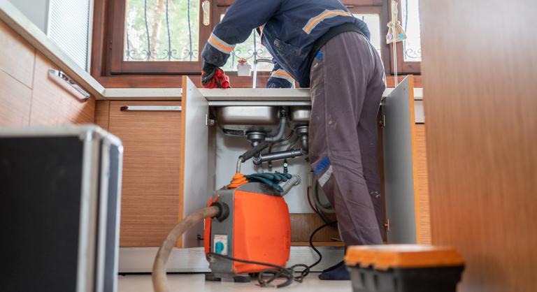 Hatszázezer forintot fizetett ki egy váci pár duguláselhárításért, mégsem indult nyomozás