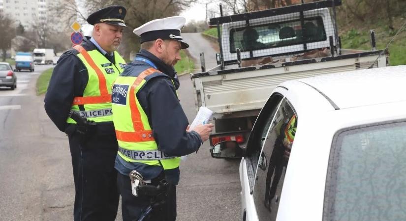 Ezt tudnia kell! Januártól már nem csak az elakadásjelzőt kérheti a rendőr, ha ellenőriz