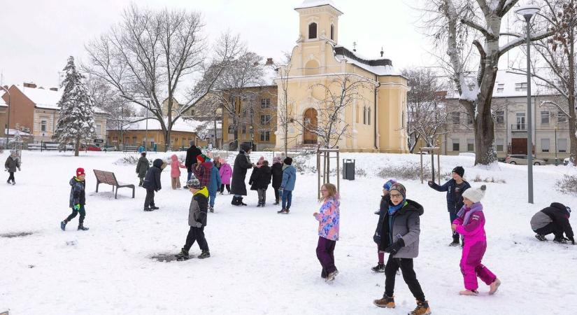 A hó öröme – szánkózás gyermekként