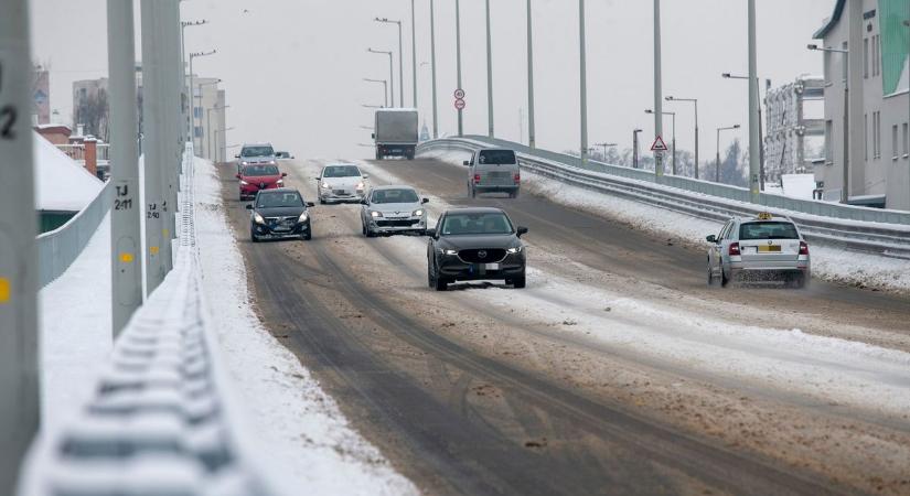 Nem a hó volt az oka: ezért áll a Halasi úti felüljáró felújítása – fotók