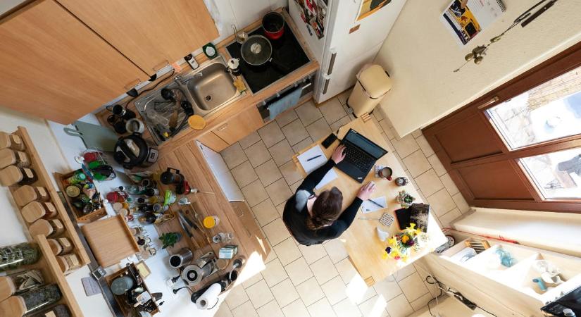 Vészmegoldásként terjedt el Magyarországon, de most már stabilan velünk marad a home office