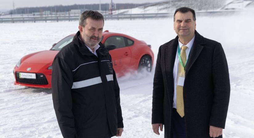 Új technológiák a járműipari tesztpályán – Humanoid robotok költöznek be a Smart Citybe (galéria, videó)