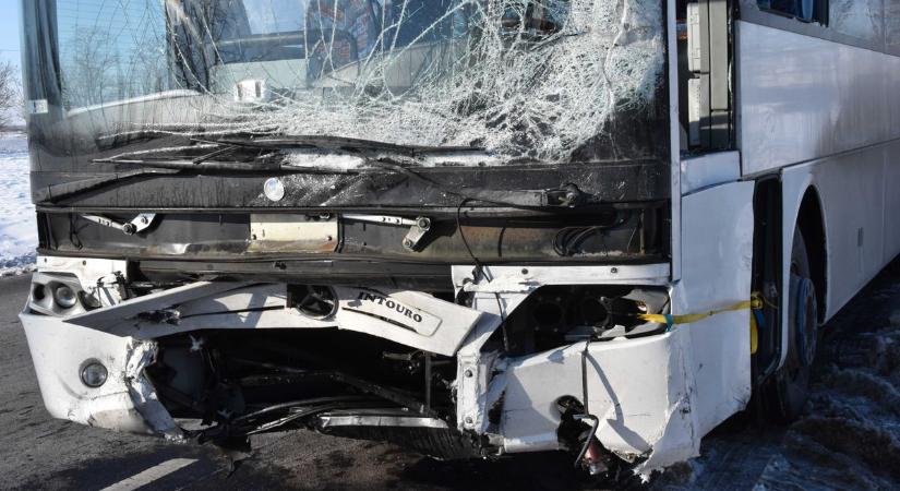 Halálos baleset Jászberénynél: a személyautó áttért a szemközti sávba