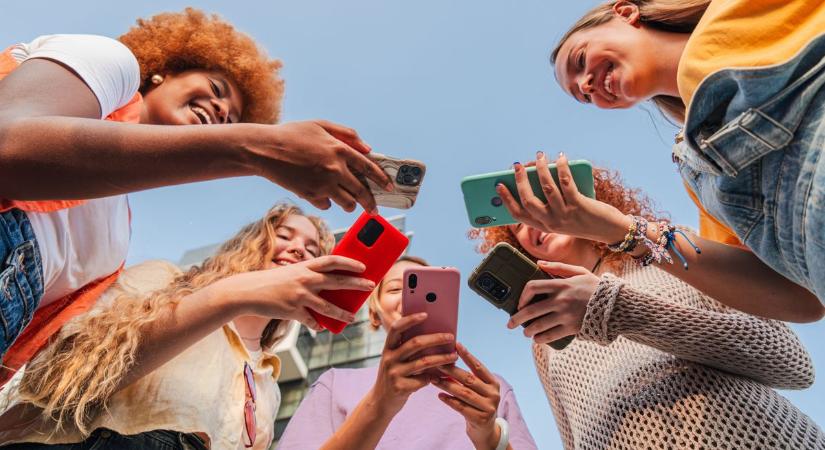 Letiltották a közösségi médiát a 16 év alattiaknak, a magyar fiatalok órákat lógnak a neten