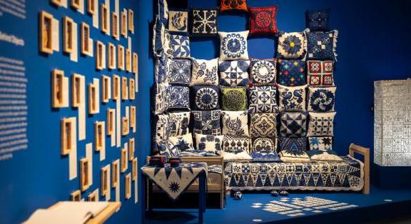 Kékítőt oldva az ég vizében – gondolatok a Néprajzi Múzeum: Foltvarrás kékben című kiállítása kapcsán