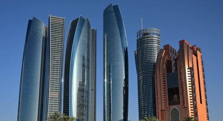 A luxusautók beköltöznek a felhőkarcolókba – Bugatti, Porsche és Aston Martin új terepen