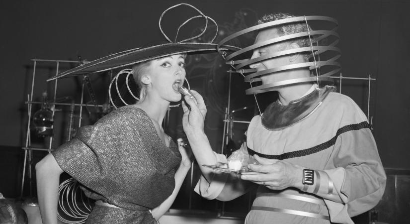 Az iskolai tanárok vagyonokat keresnek, a házaspárok külön élnek és mindenki vegetáriánus lesz – Ezeket jósolták 2026-ra száz évvel ezelőtt